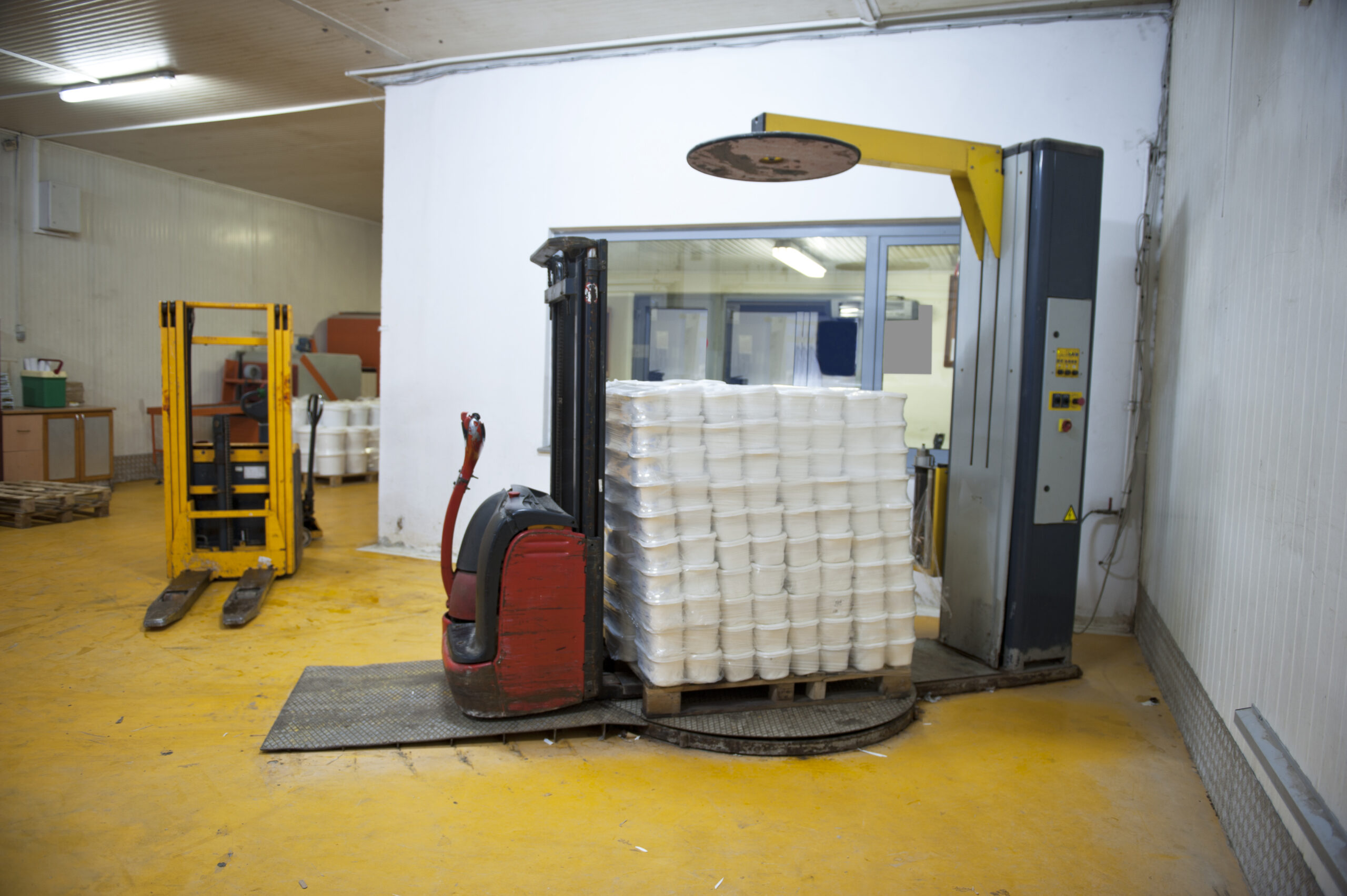 Pallet wrapping machine